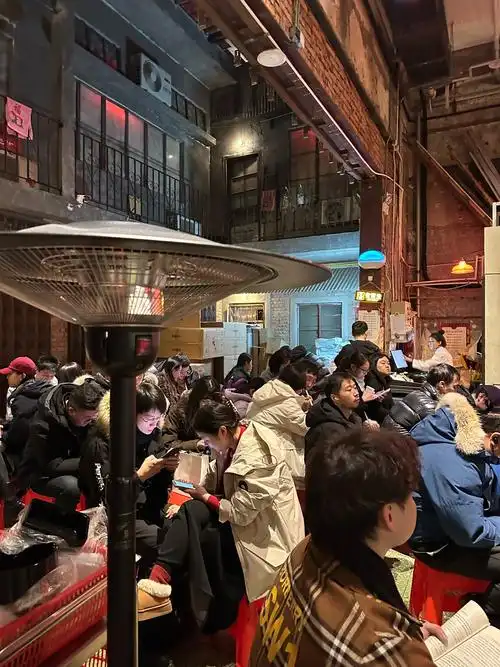 凌晨六点排长队!上海早餐店变身“球迷驿站”,各国老饕为球疯狂